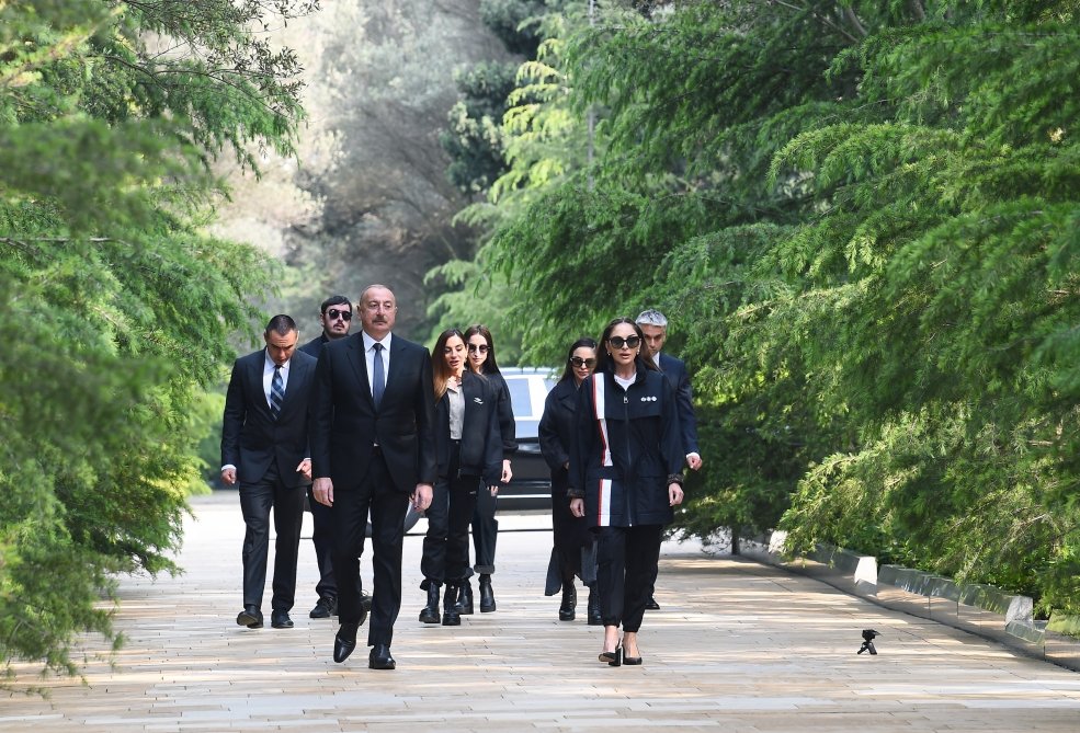 Prezident və ailə üzvləri Heydər Əliyevin məzarını ziyarət ediblər - FOTO/VİDEO Prezident və ailə üzvləri Heydər Əliyevin məzarını ziyarət ediblər - FOTO/VİDEO