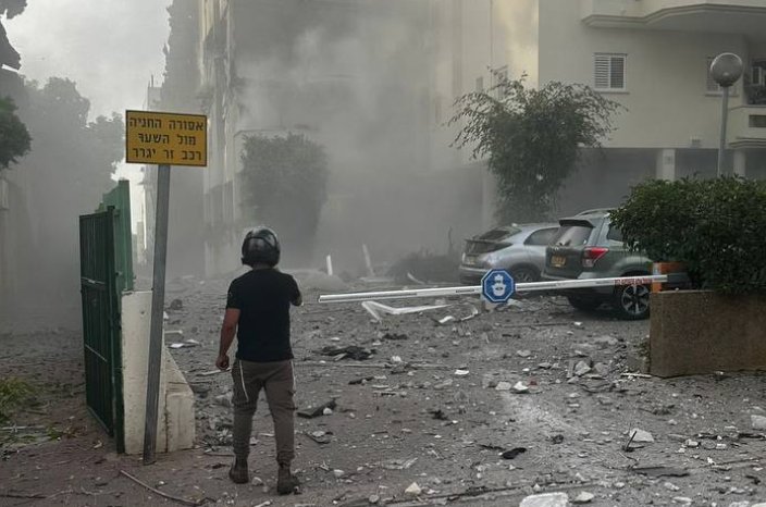 Qəzza İsrailə İran istehsalı raket HÜCUMU EDİB: Ölən və yaralılar var - VİDEO 