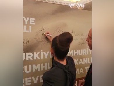İlham Əliyev və birinci xanımın qatıldığı andiçmə mərasimindən MARAQLI GÖRÜNTÜLƏR - VİDEO İlham Əliyev və birinci xanımın qatıldığı andiçmə mərasimindən MARAQLI GÖRÜNTÜLƏR - VİDEO