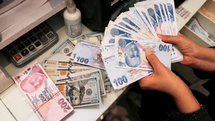 Bir dollar 22 lirəni keçdi - REKORD 
