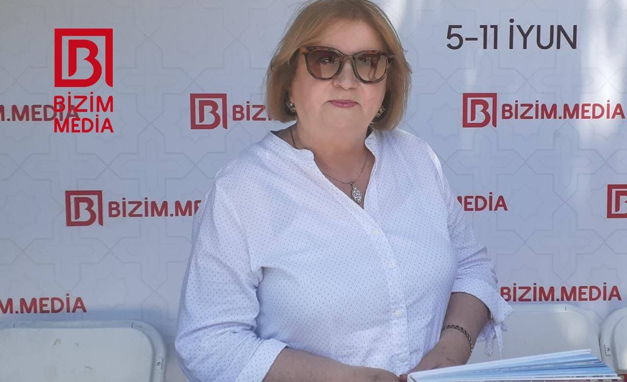 Bizim.Media-nın masasında daha bir şairin kitabları nümayiş olundu - FOTO
