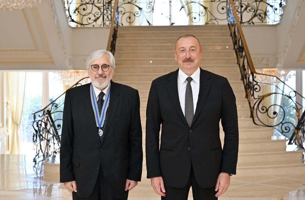 İlham Əliyev Oqtay Mirqasımova “İstiqlal” ordenini təqdim etdi - FOTO