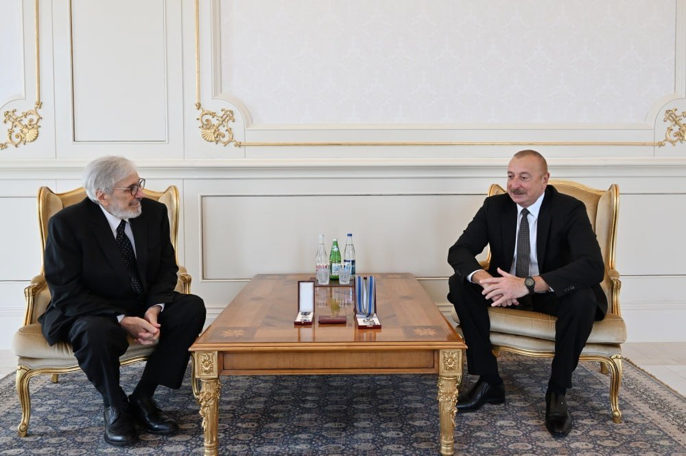 İlham Əliyev Oqtay Mirqasımova “İstiqlal” ordenini təqdim etdi - FOTO - foto 1