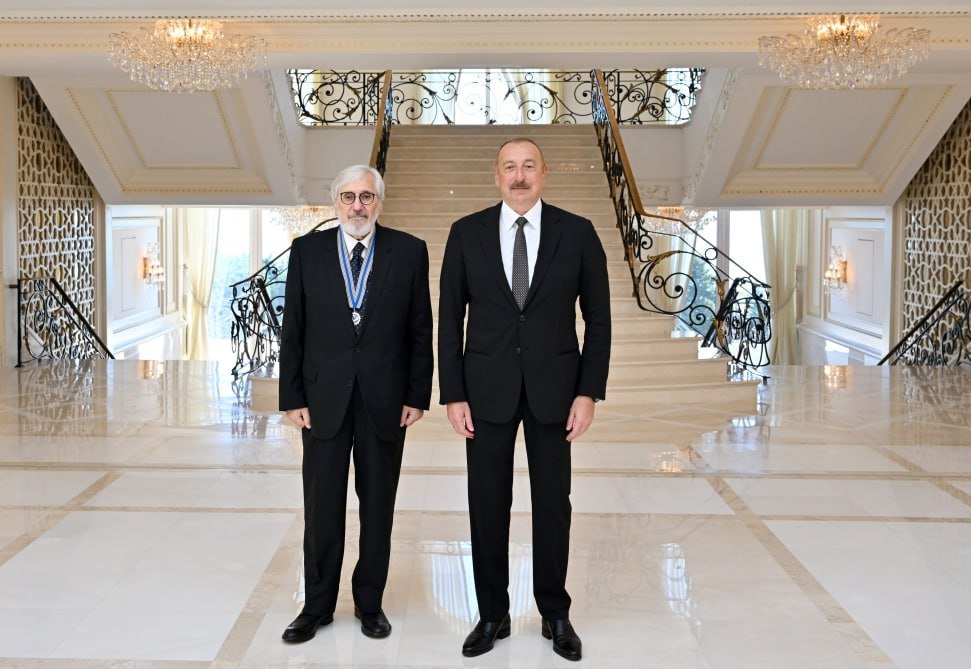 İlham Əliyev Oqtay Mirqasımova “İstiqlal” ordenini təqdim etdi - FOTO - foto 3