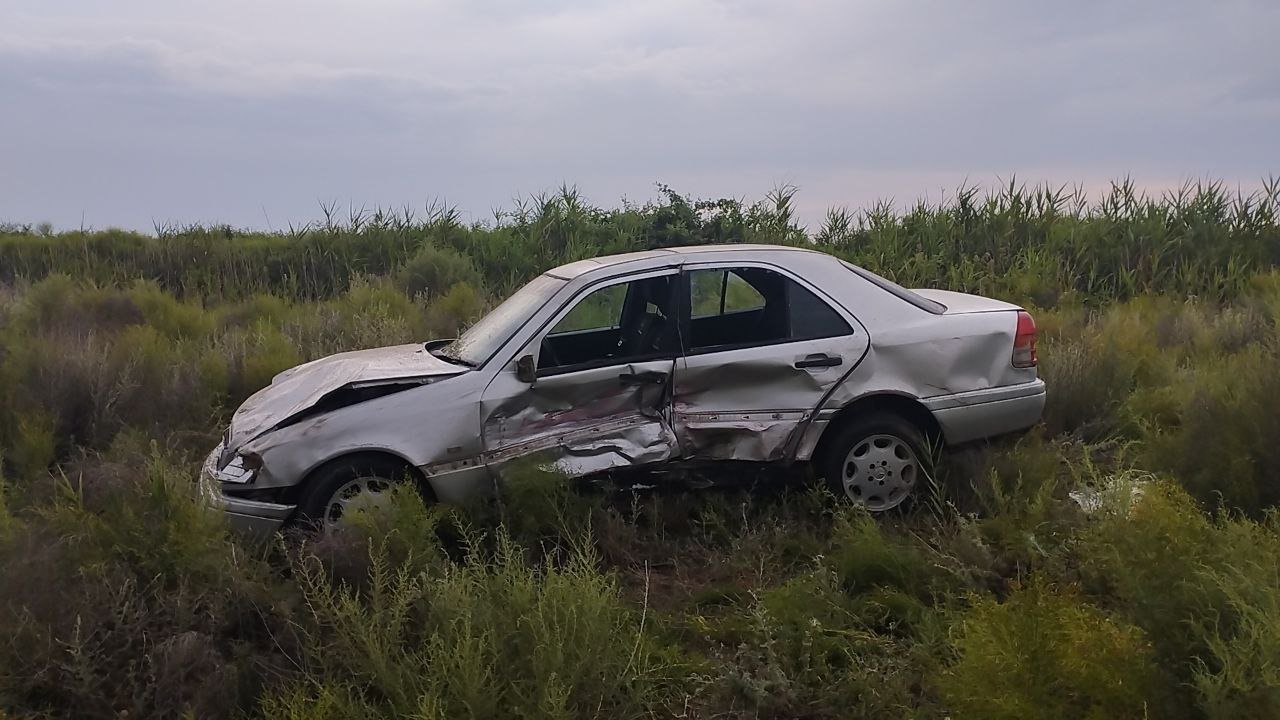 Kürdəmirdə “Mercedes”lə “VAZ” toqquşdu - Xəsarət alanlar var - FOTO  - foto 3