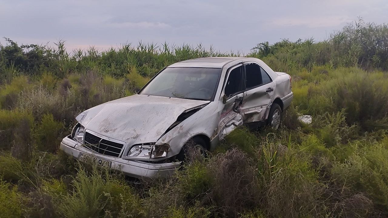 Kürdəmirdə “Mercedes”lə “VAZ” toqquşdu - Xəsarət alanlar var - FOTO  - foto 2