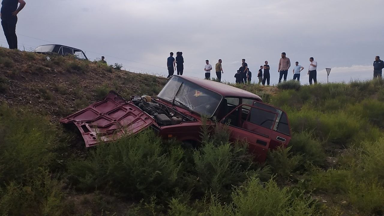 Kürdəmirdə “Mercedes”lə “VAZ” toqquşdu - Xəsarət alanlar var - FOTO  - foto 1