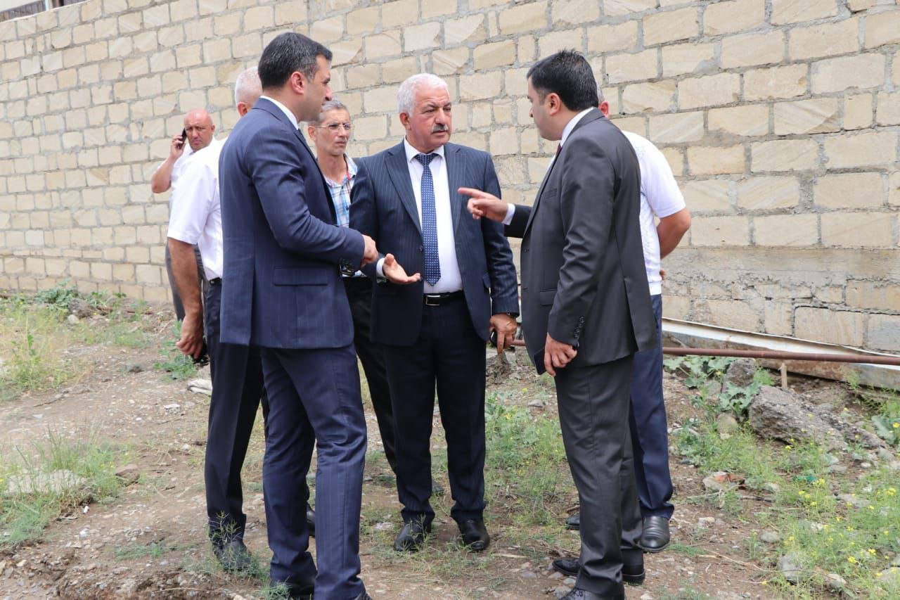 Gəncədə güclü yağıntının fəsadları ARADAN QALDIRILIR - FOTO  - foto 1
