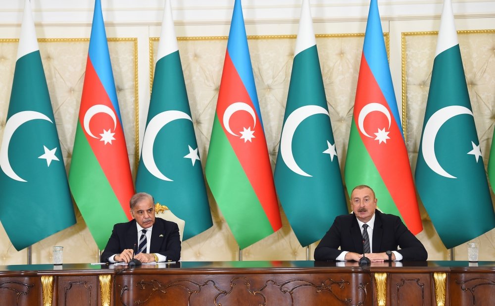 İlham Əliyev Vətən müharibəsində dəstəyə görə Pakistanın Baş nazirinə təşəkkür ETDİ