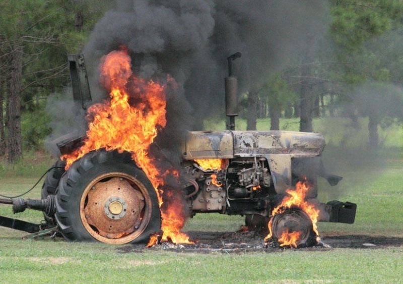 Sabirabadda traktor yanıb