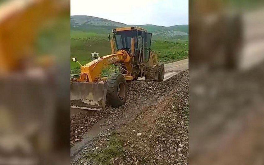 Daşkəsəndə selin gətirdiyi qum və qaya parçaları yollardan təmizləndi - VİDEO Daşkəsəndə selin gətirdiyi qum və qaya parçaları yollardan təmizləndi - VİDEO
