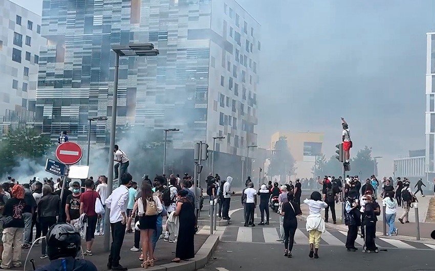 Fransızlar ölkədə fövqəladə rejim elan olunmasını İSTƏYİR 