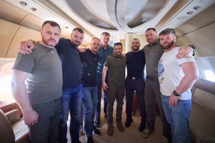 Zelenski “Azovstal” müdafiəsinə rəhbərlik edən komandirlərlə Türkiyədən qayıdır Zelenski “Azovstal” müdafiəsinə rəhbərlik edən komandirlərlə Türkiyədən qayıdır