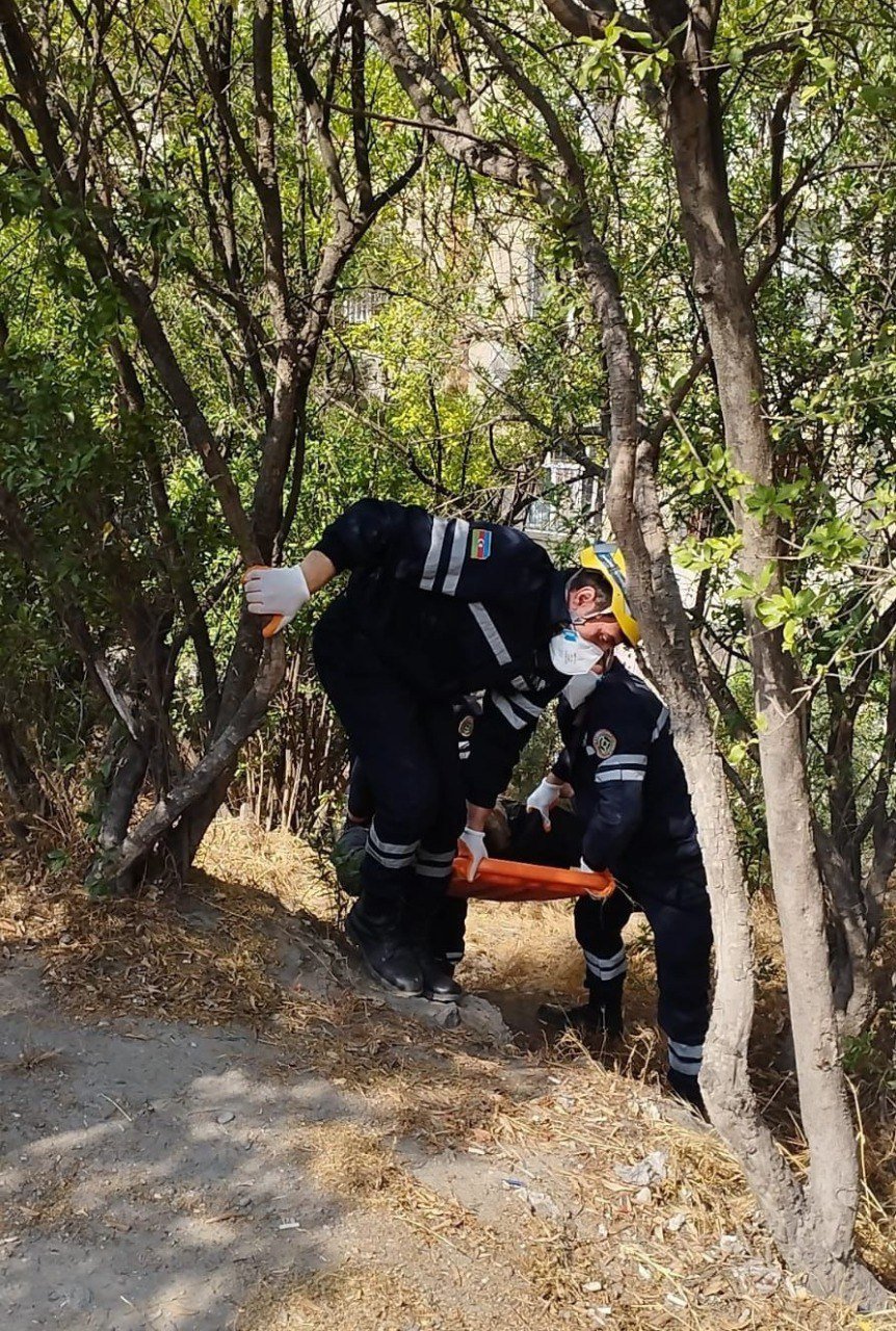 Hündürlükdən yıxılan 53 yaşlı kişi belə xilas EDİLDİ - VİDEO - foto 1