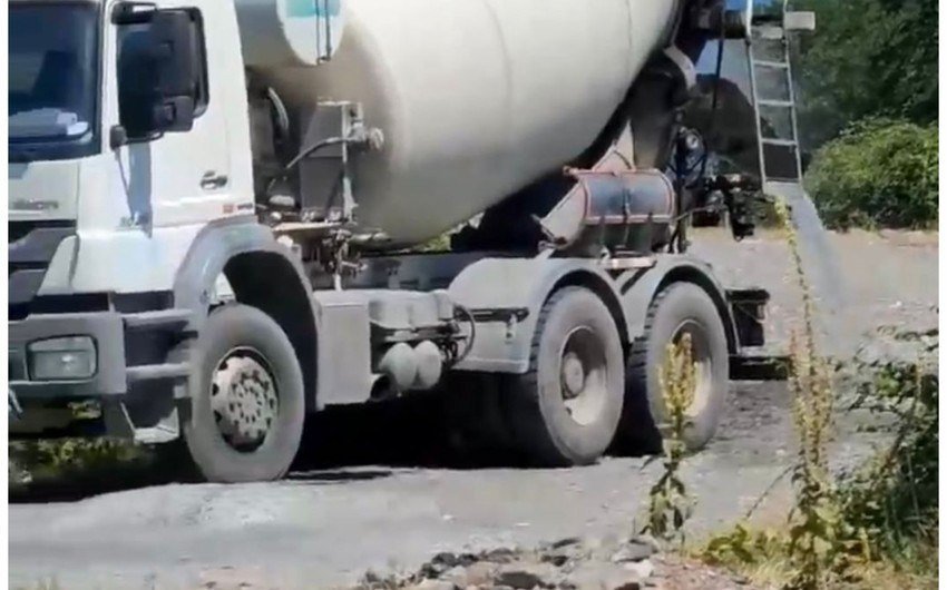 Qaxda çaya beton tökən sahə rəisinə xəbərdarlıq EDİLDİ