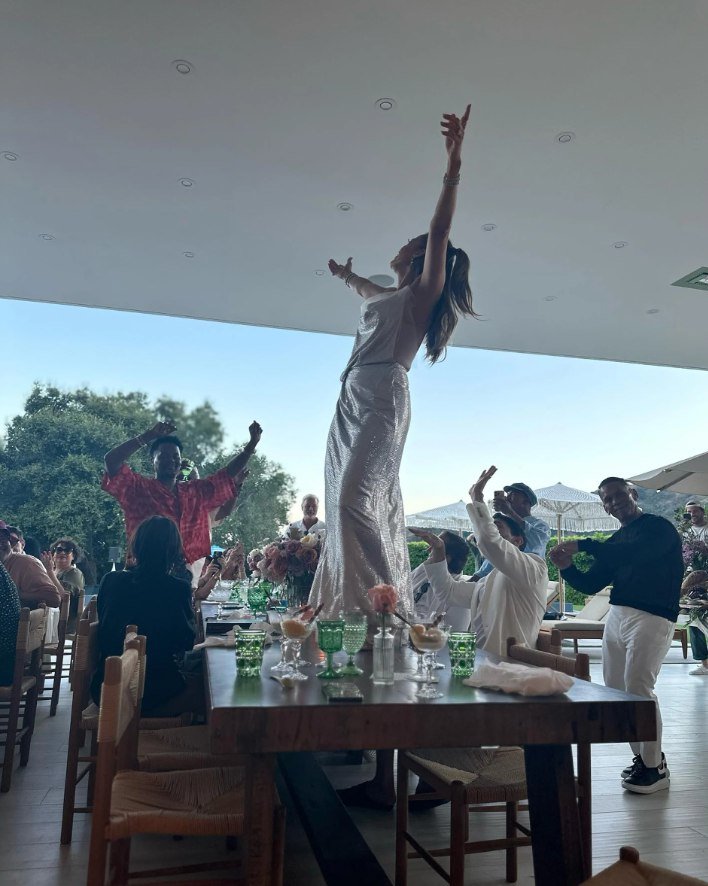 Cennifer Lopez 54 yaşını masanın üzərində rəqs edərək qeyd ETDİ – FOTO  - foto 1
