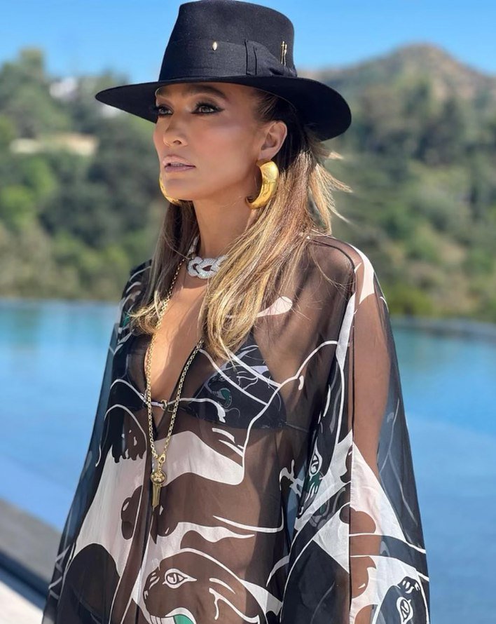 Cennifer Lopez 54 yaşını masanın üzərində rəqs edərək qeyd ETDİ – FOTO  - foto 3