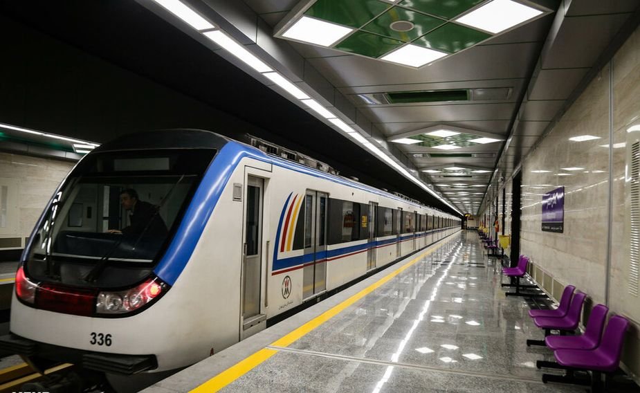Tehran metrosunda hicab üstündə DAVA DÜŞDÜ Tehran metrosunda hicab üstündə DAVA DÜŞDÜ