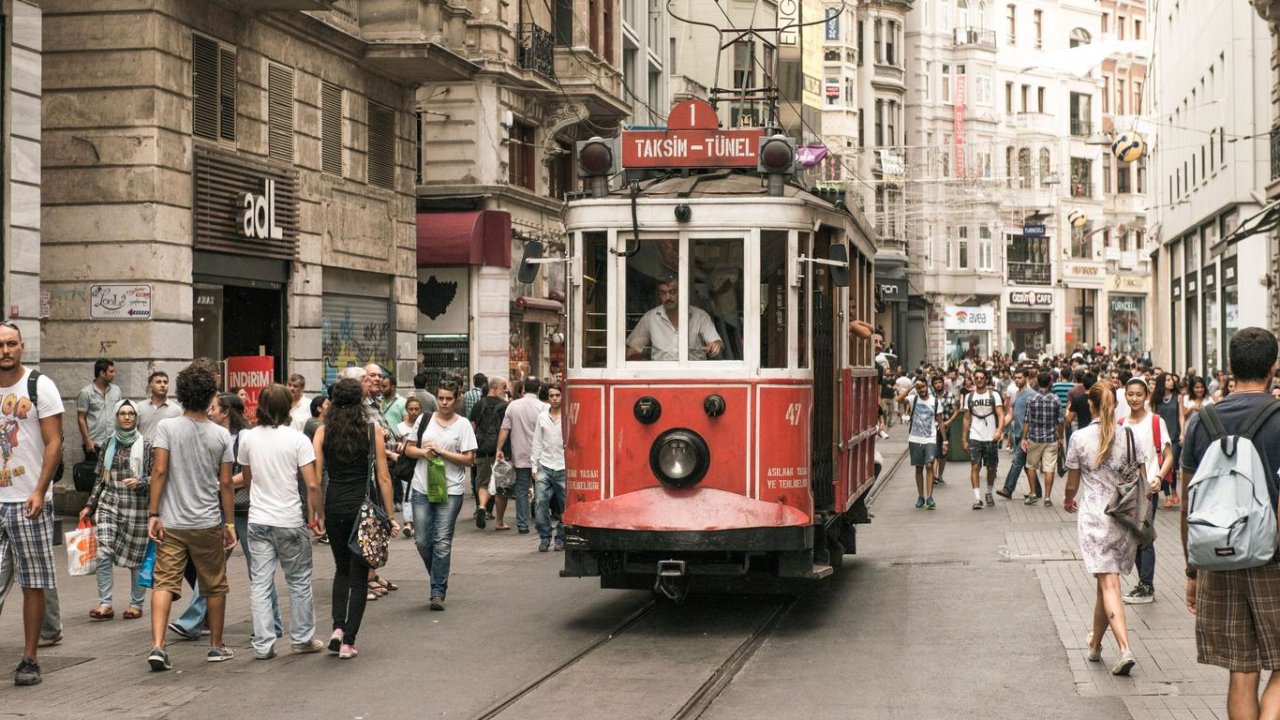 İstanbulda 4 nəfər mağazaya atəş açdı: 2 ölü var