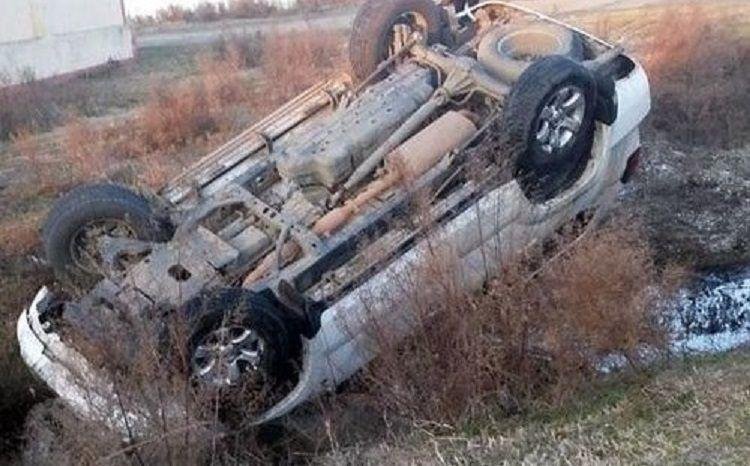 Yardımlıda avtomobil dərəyə AŞDI: Ölən və yaralananlar var 