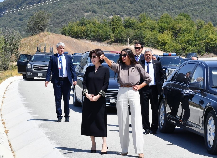 Azərbaycan və Özbəkistan prezidentləri xanımları ilə Şuşaya SƏFƏR ETDİLƏR - YENİLƏNİB - FOTO - foto 1