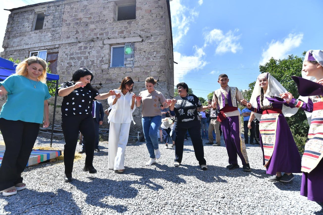 Paşinyanın xanımı ölmüş əsgərin xatirəsinə açılan qonaq evində rəqs etdi - FOTO - foto 1