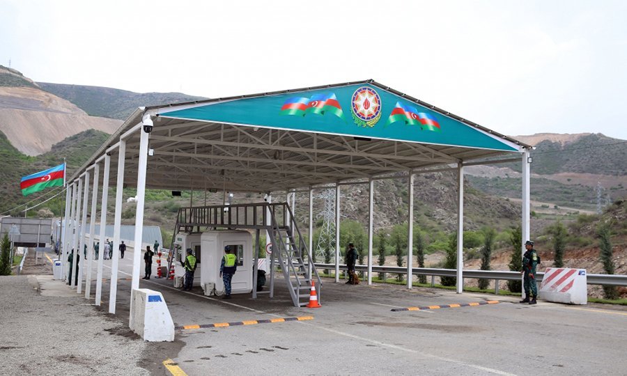 Azərbaycan bayrağını təhqir edən 3 erməni “Laçın” məntəqəsində SAXLANILDI – FOTO