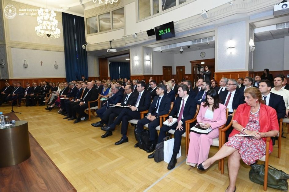 Ceyhun Bayramov Macarıstan diplomatik nümayəndəlik rəhbərlərinin konfransında çıxış edib - FOTO - foto 1