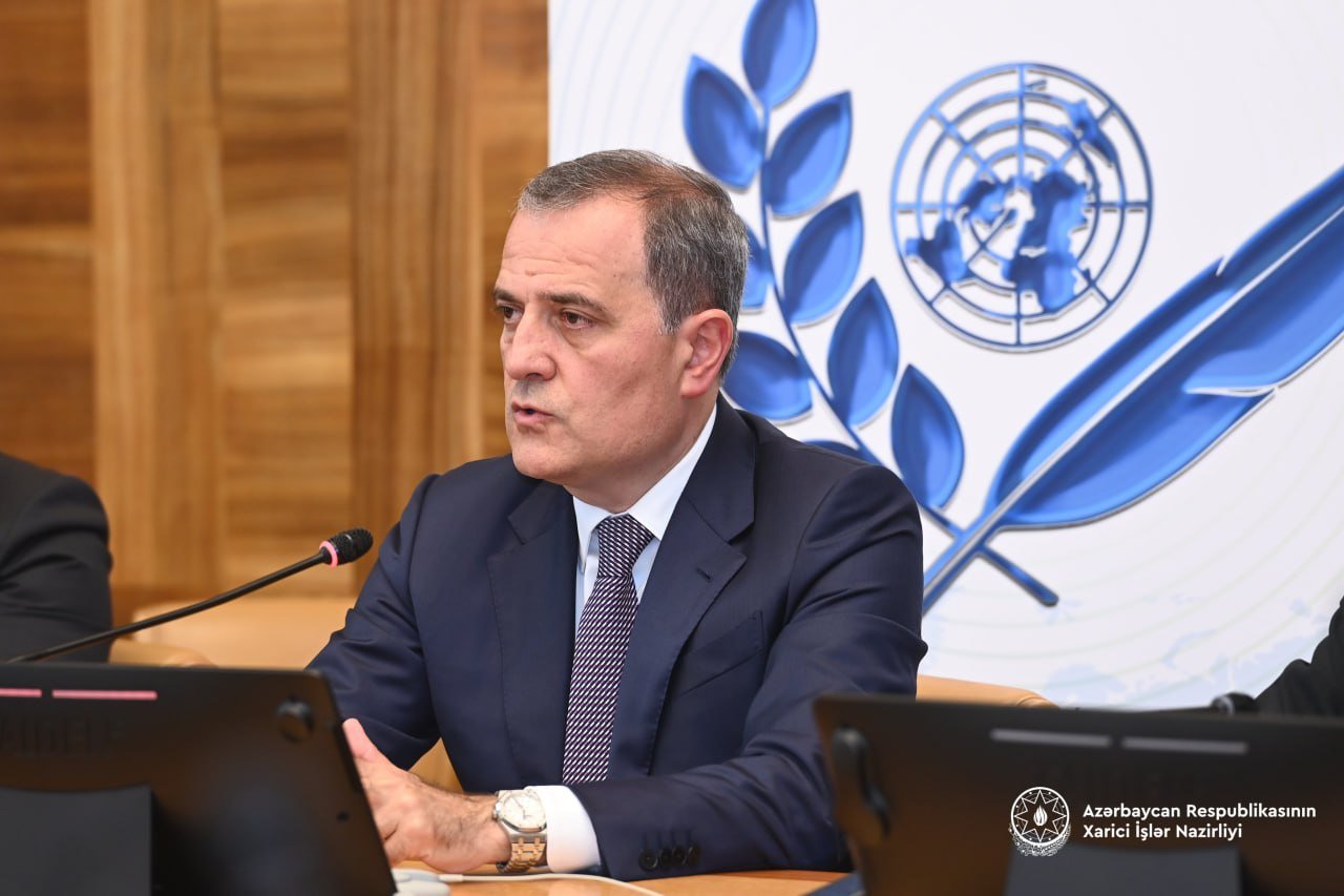 Ceyhun Bayramov Azərbaycanın sülh təşəbbüsləri barədə xarici jurnalistlərə məlumat verdi