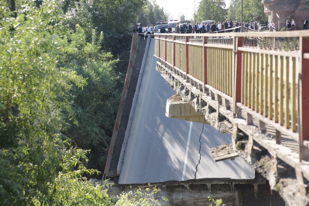 Xaçmazda körpünün uçması nəticəsində xəsarət alanların SON VƏZİYYƏTİ - FOTO  - foto 3