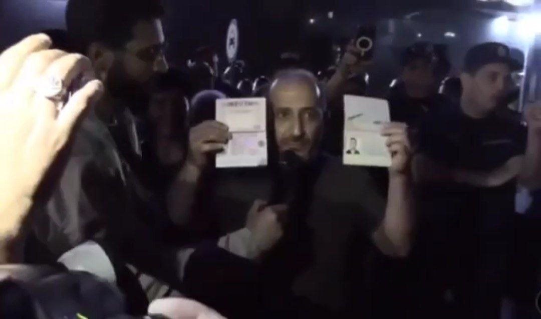 İrəvandakı aksiyada etirazçılar Rusiya pasportlarını cırıblar - VİDEO İrəvandakı aksiyada etirazçılar Rusiya pasportlarını cırıblar - VİDEO
