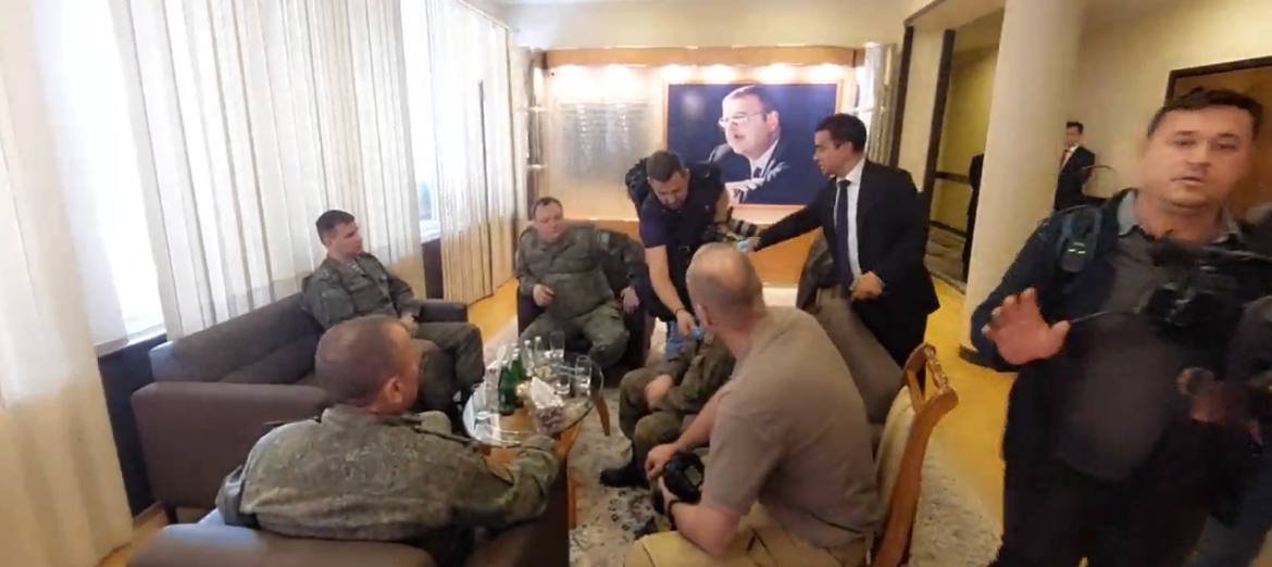 Rus kontingentinin nümayəndələri Yevlaxda görüşün bitməsini gözləyirlər - VİDEO Rus kontingentinin nümayəndələri Yevlaxda görüşün bitməsini gözləyirlər - VİDEO