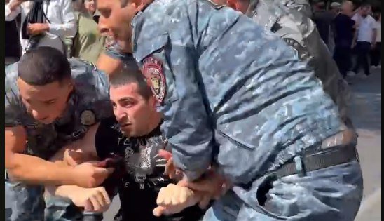 Robert Köçəryanın oğlu SAXLANILDI – VİDEO Robert Köçəryanın oğlu SAXLANILDI – VİDEO