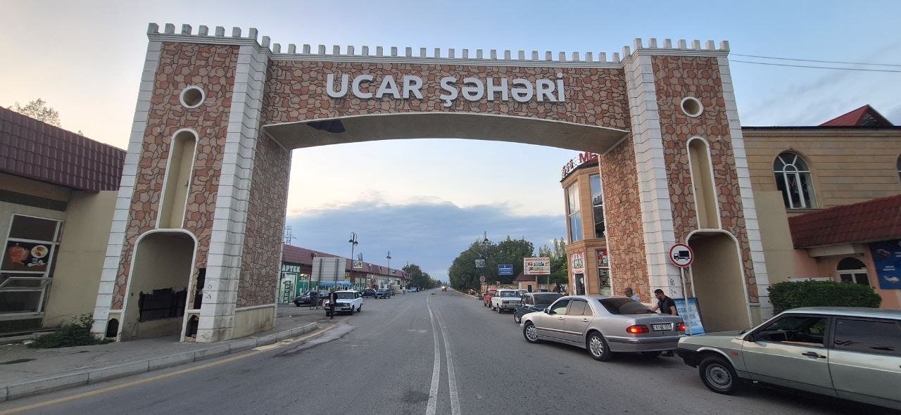 Ucarda şəhərin giriş qapısının üstünə çıxan şəxs yıxılaraq, xəsarət alıb - FOTO 