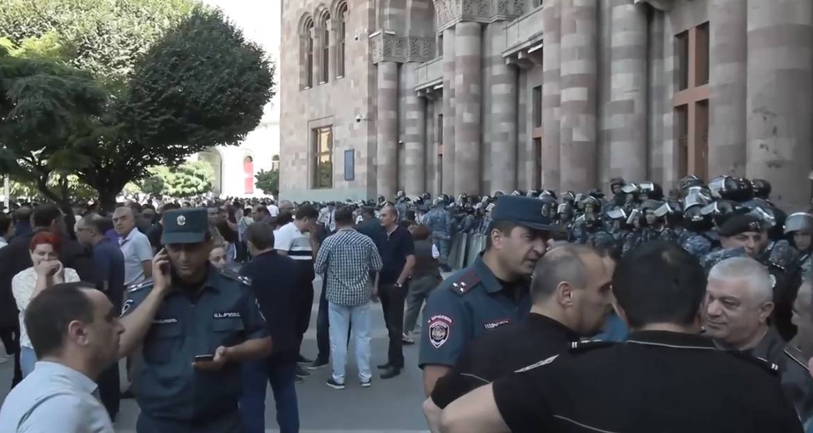 Ermənistanda kütləvi həbslər başladı, polis aksiyalara qoşulanlara xəbərdarlıq etdi - VİDEO