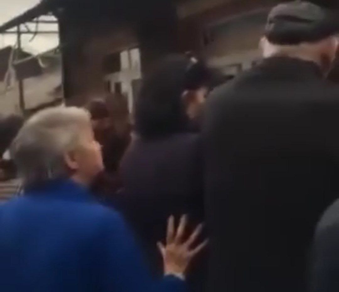 Ermənilər Azərbaycandan göndərilən yardım üçün növbəyə düzülüb - VİDEO Ermənilər Azərbaycandan göndərilən yardım üçün növbəyə düzülüb - VİDEO