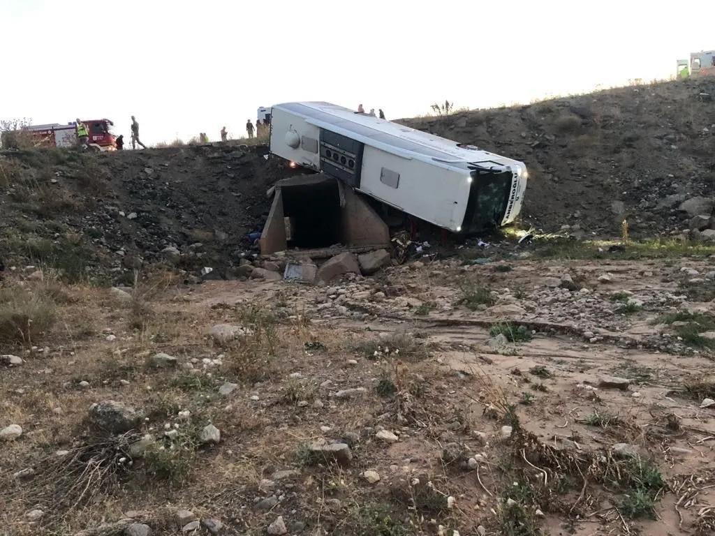 Türkiyədə sərnişin avtobusu dərəyə aşdı: 3 ölü, 21 yaralı var - FOTO - foto 1