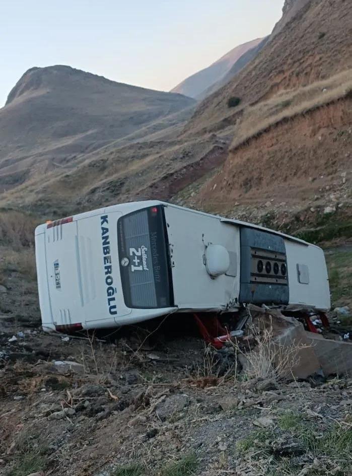 Türkiyədə sərnişin avtobusu dərəyə aşdı: 3 ölü, 21 yaralı var - FOTO - foto 2