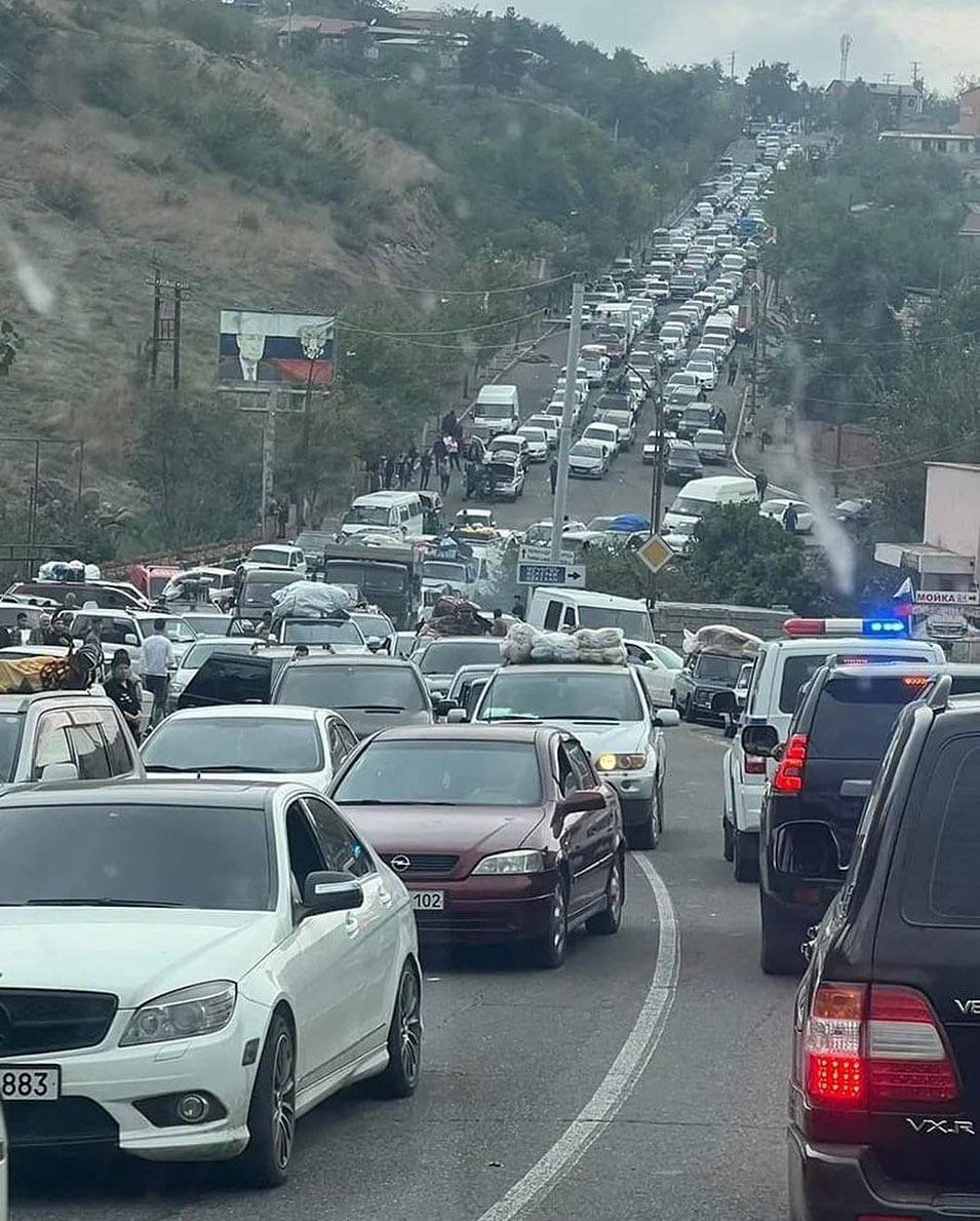 Qarabağı tərk edən ermənilər Xankəndinin çıxışında tıxac yaratdı - FOTO/VİDEO - foto 1