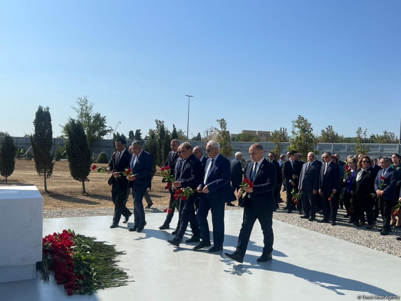 Rəsmi şəxslər Bakıda inşası davam etdirilən Zəfər parkını ziyarət edir - FOTO