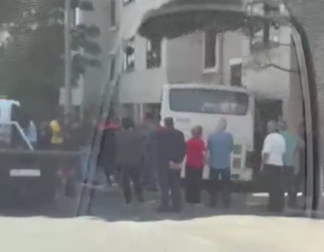 Bakıda sərnişin avtobusu binaya ÇIRPILDI - VİDEO 