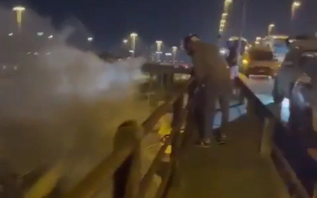 Venesiyada sərnişin avtobusu körpüdən aşıb, 20 nəfər diri-diri yanıb - VİDEO 