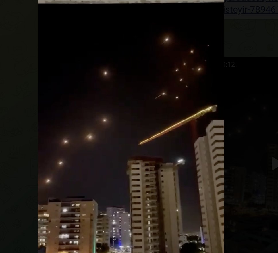 Qəzzadan İsrailə yüzlərlə raket uçur - VİDEO