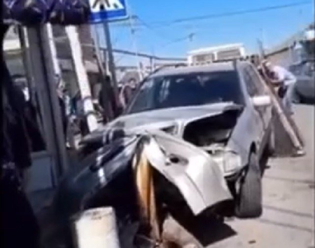 Bakıda avtoyumanın 16 yaşlı işçisi müştərinin maşını ilə dəhşətli qəza TÖRƏTDİ - VİDEO 