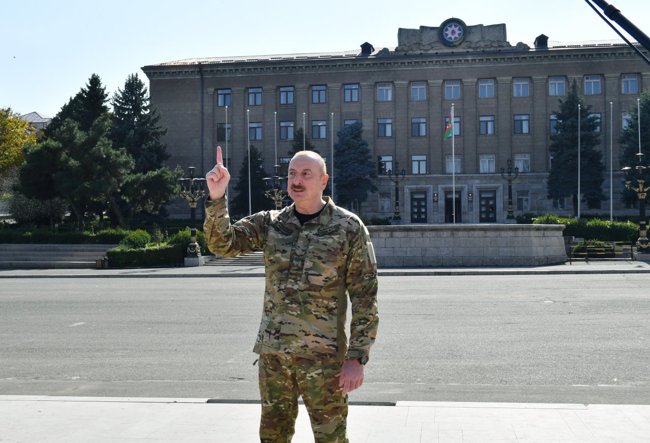 SON DƏQİQƏ: İlham Əliyev Xankəndi şəhərində bayrağımızı ucaltdı - FOTO/VİDEO - foto 5
