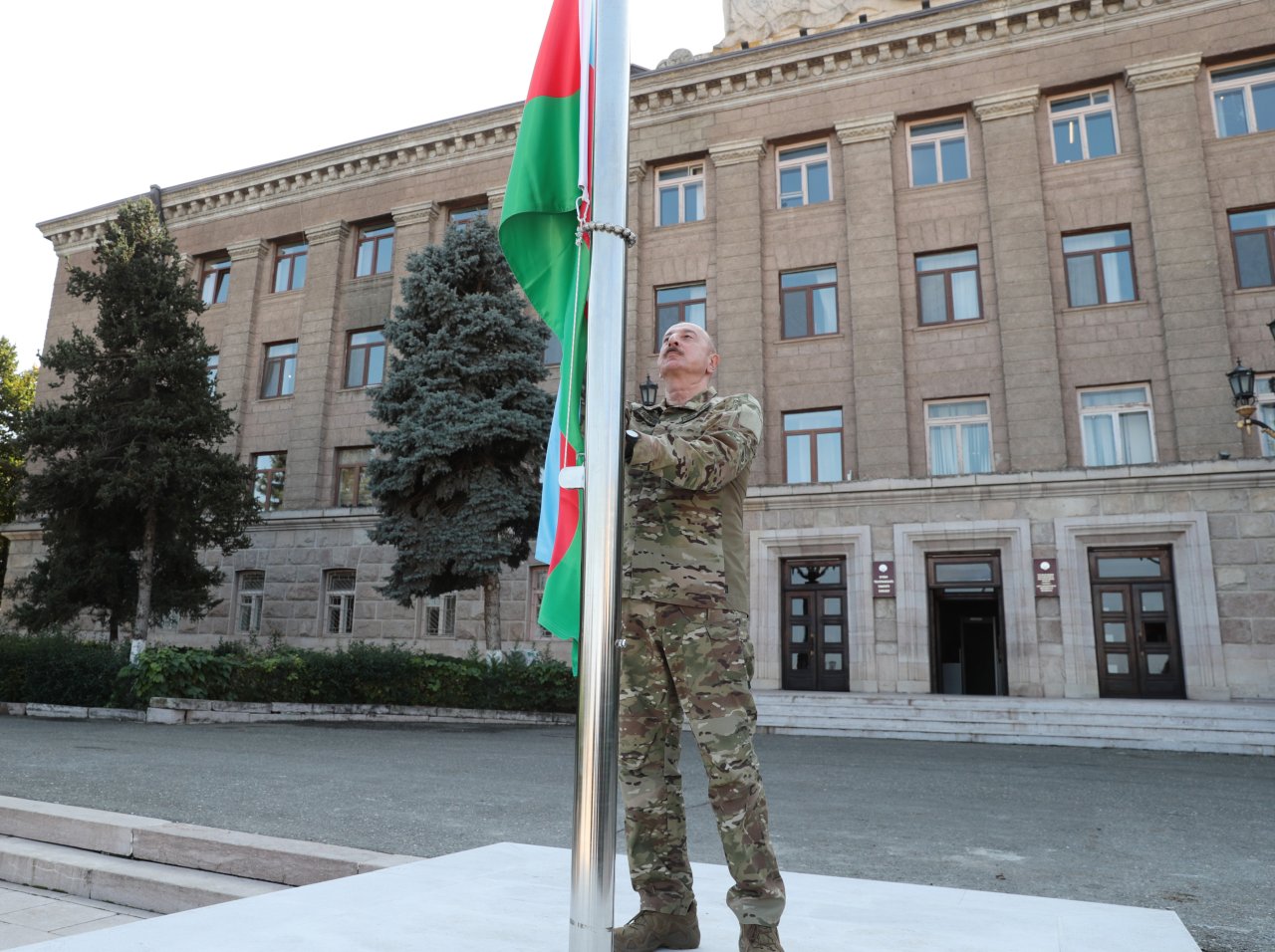 SON DƏQİQƏ: İlham Əliyev Xankəndi şəhərində bayrağımızı ucaltdı - FOTO/VİDEO - foto 9