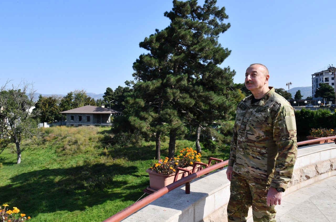 SON DƏQİQƏ: İlham Əliyev Xankəndi şəhərində bayrağımızı ucaltdı - FOTO/VİDEO - foto 4