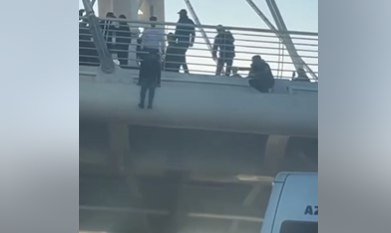 Bakıda körpüdə dəhşətli anlar: Kişi özünü... - VİDEO