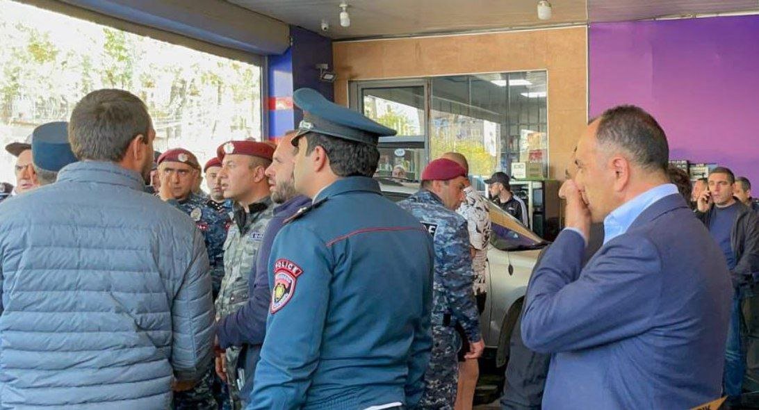 İrəvanda etirazçılar Samvel Şahramanyanın qardaşını DÖYDÜ - VİDEO 