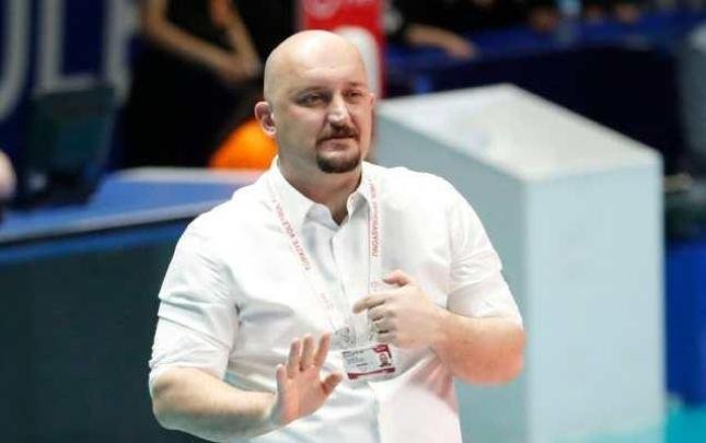 Millimiz baş məşqçisi ilə yollarını ayırdı